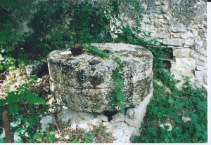 Meule de moulin à Lagorce.