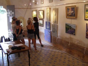 Visiteurs de l'exposition peinture de Juillet.