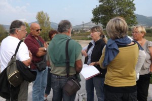 Joëlle Dupraz en pleine explication et une partie du groupe.